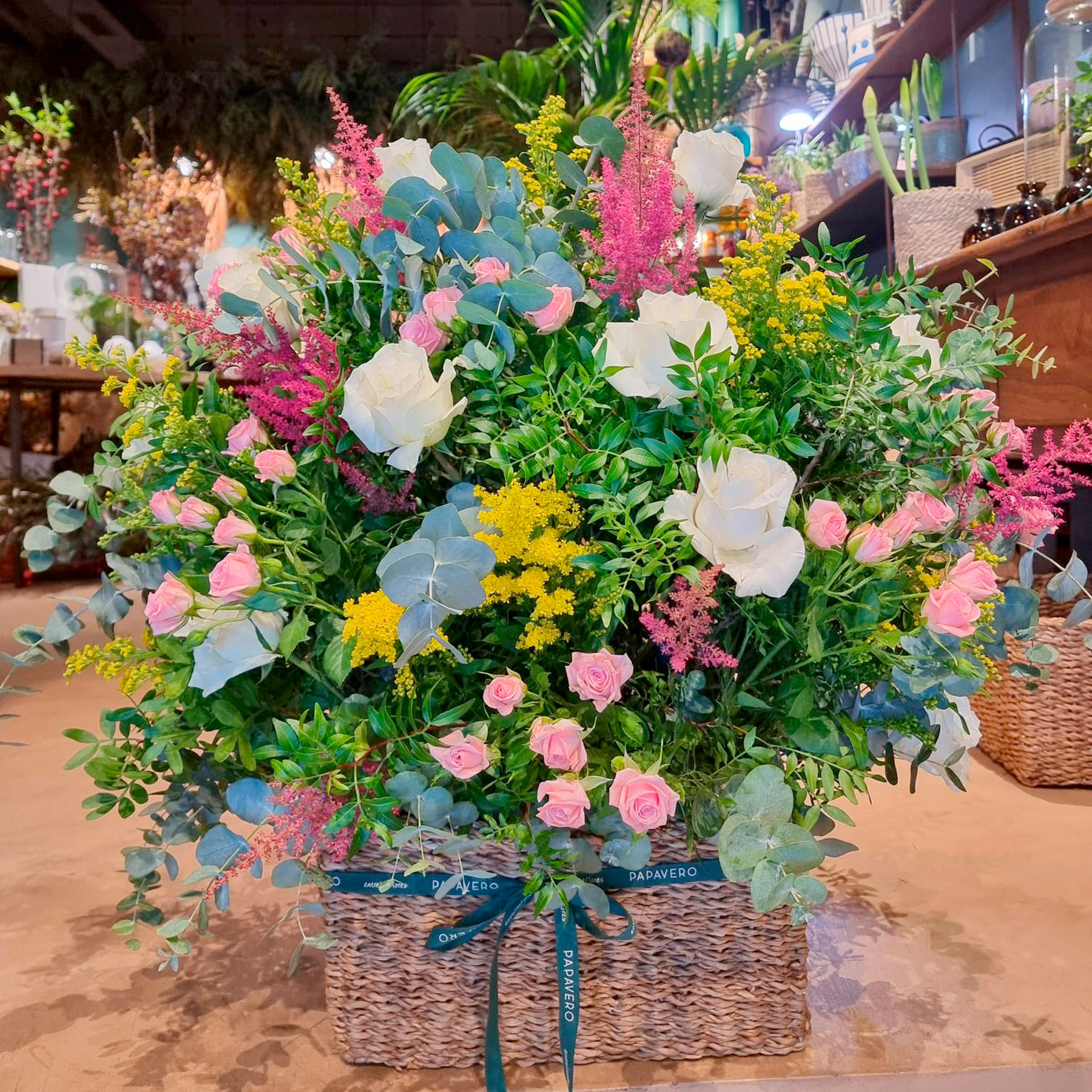arreglo floral en cesta de mimbre para funeraria