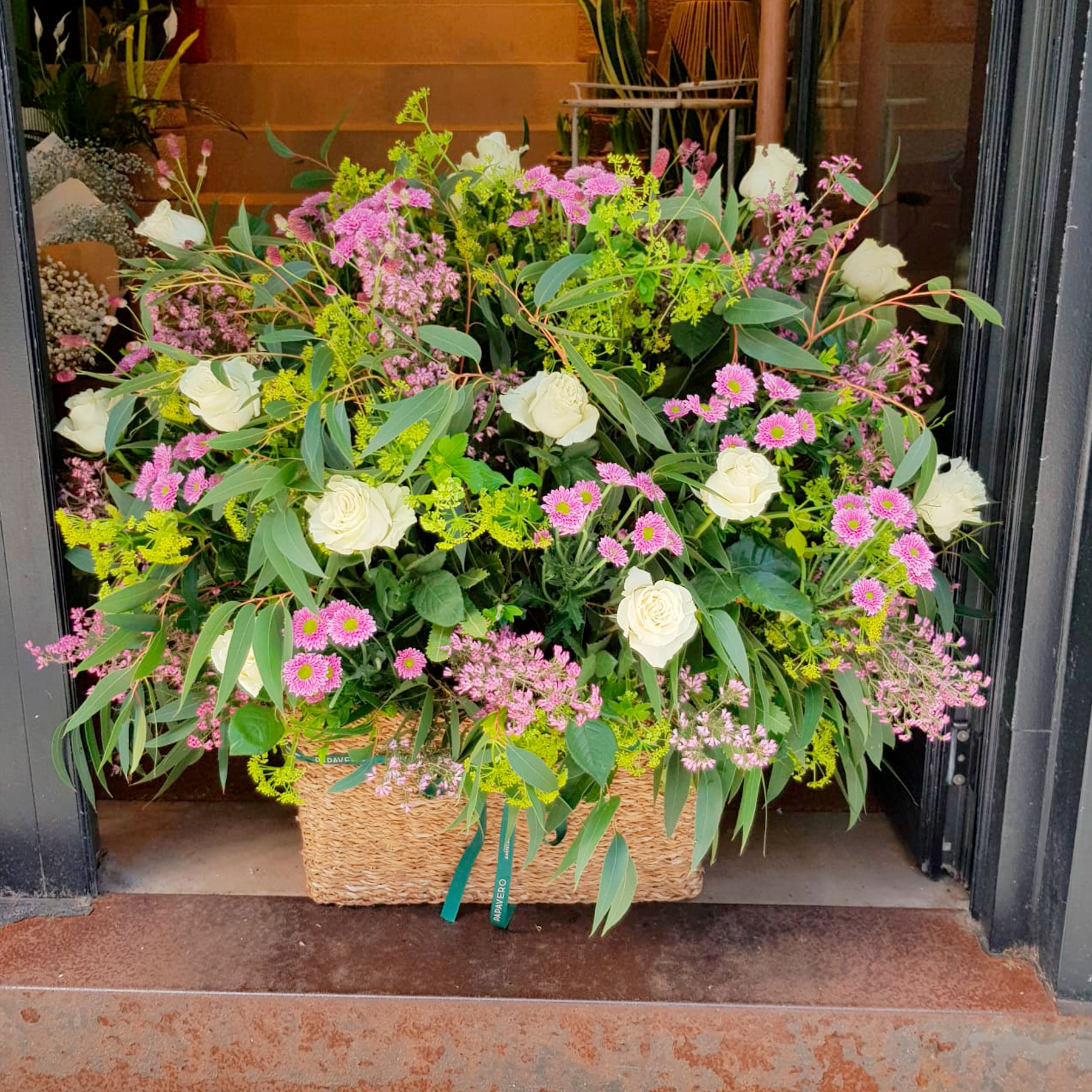 composición de flores frescas para funeraria