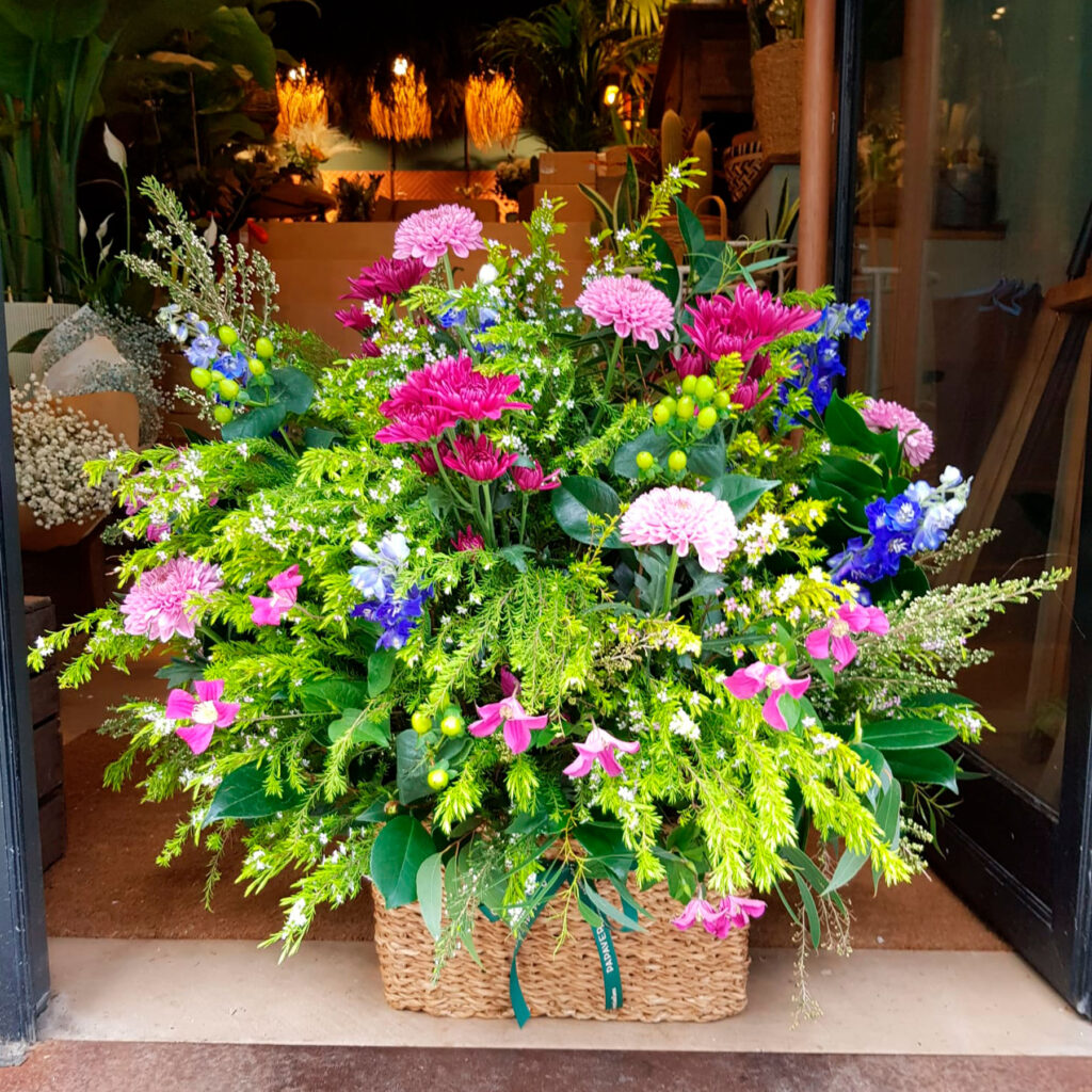 arreglo floral en cesta de gran tamaño con flores frescas