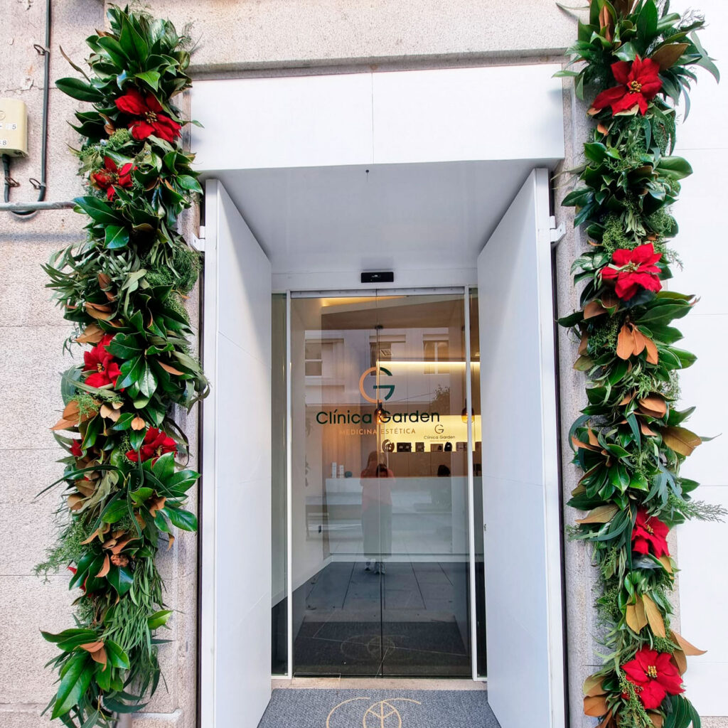 arreglo floral navideño para la fachada de una clínica