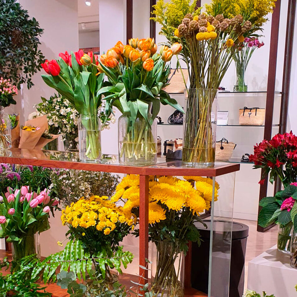 flores frescas para regalar a los clientes en las tiendas de Massimo Dutti