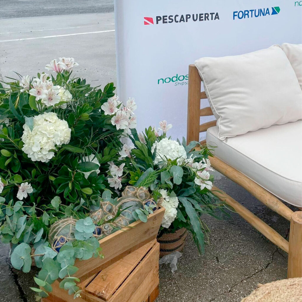 arreglo floral para una conferencia de la empresa pescapuerta