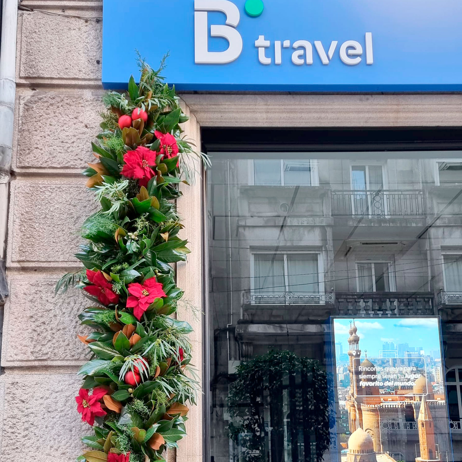 arreglo floral navideño para la fachada del negocio B travel