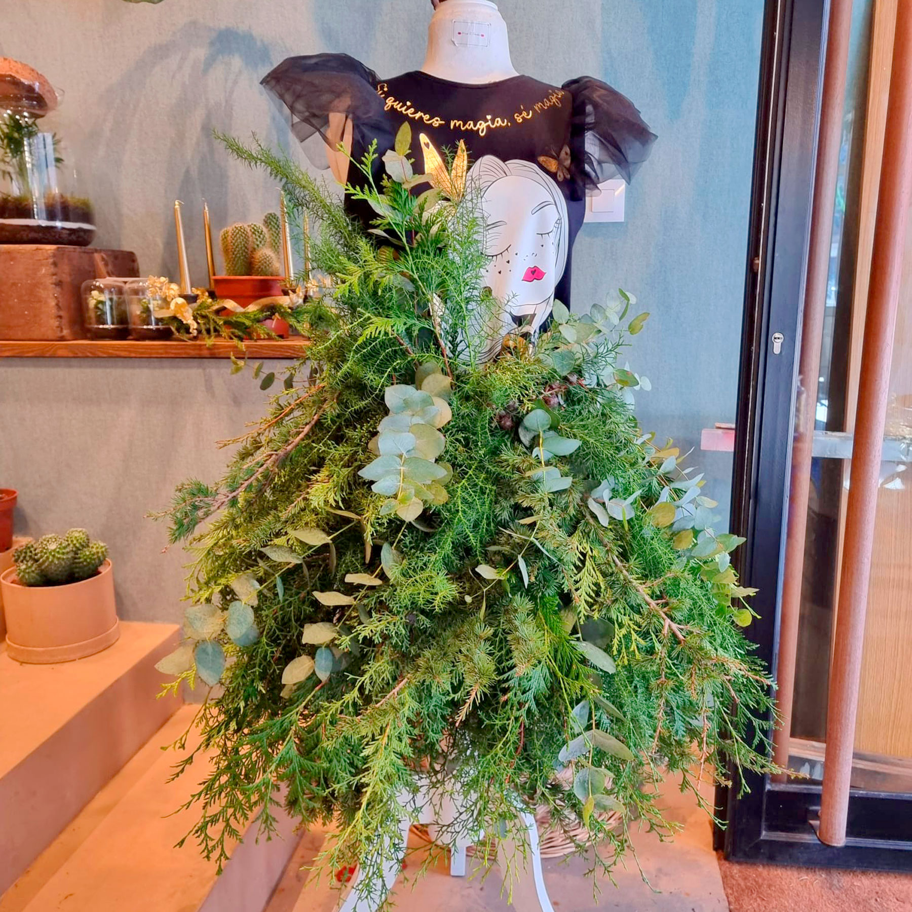 arreglo floral para maniquí de la tienda keep and trendy