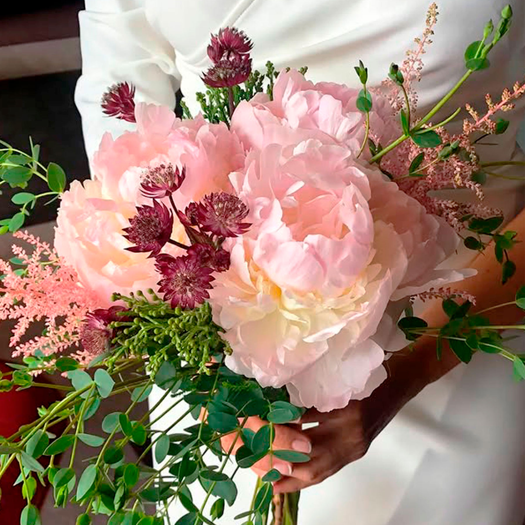 ramo de flores en las manos de una novia el día de su boda
