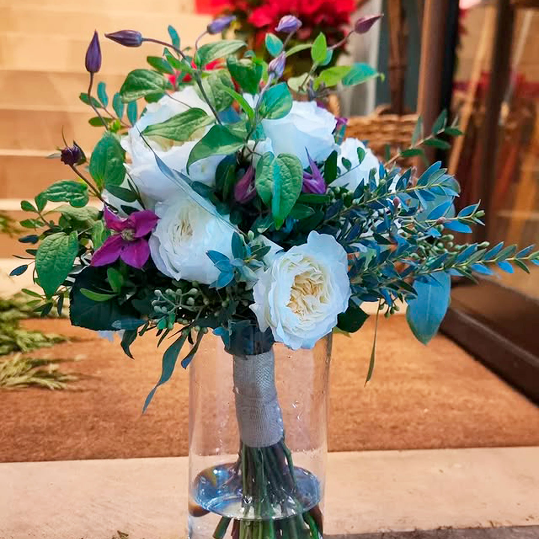 ramo de flores en tonos blanco y verde para novia
