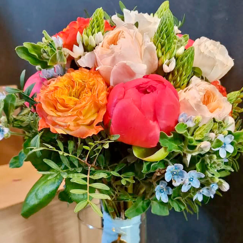 ramo de flores muy colorido para novias