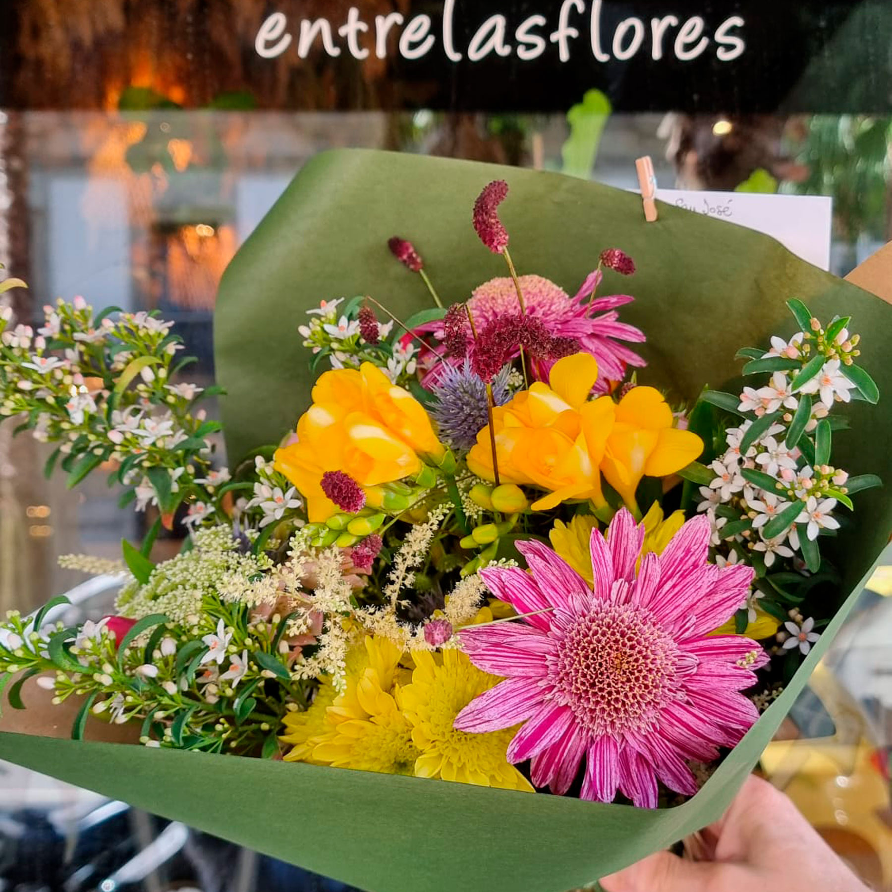 ramo de flores de tamaño pequeño
