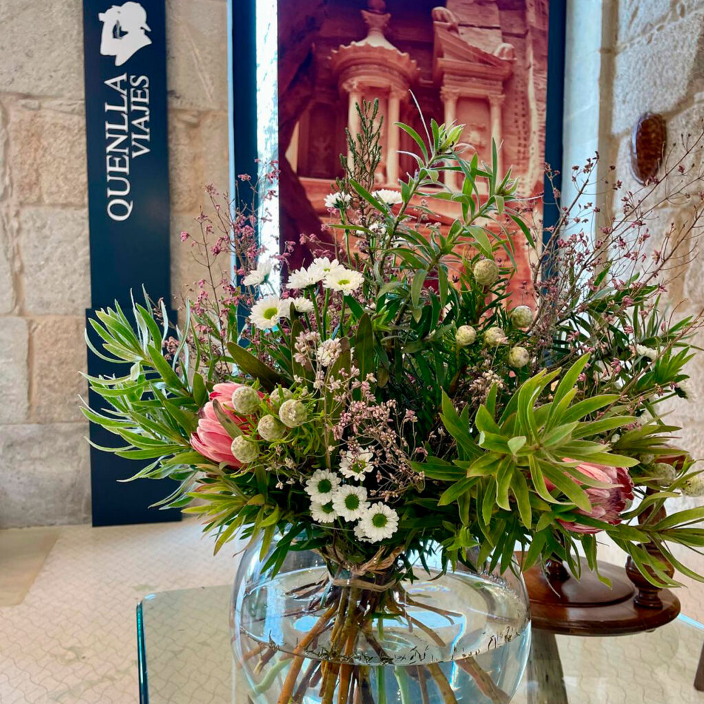 decoración floral para empresas en la sede de Quenlla Viajes